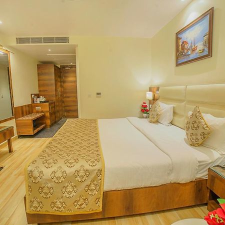 Hotel Hira Inn-10Mins From Railway Station & Bus Station อัลลอฮาบาด ภายนอก รูปภาพ