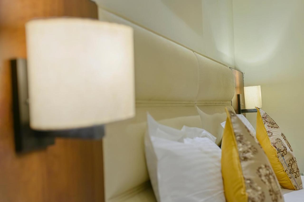 Hotel Hira Inn-10Mins From Railway Station & Bus Station อัลลอฮาบาด ภายนอก รูปภาพ