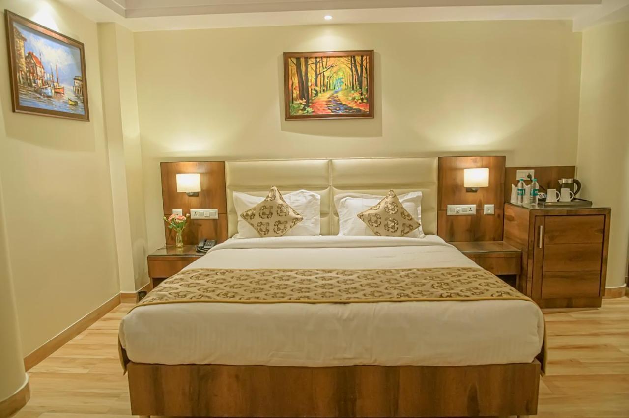 Hotel Hira Inn-10Mins From Railway Station & Bus Station อัลลอฮาบาด ภายนอก รูปภาพ