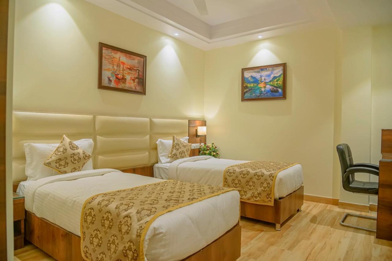 Hotel Hira Inn-10Mins From Railway Station & Bus Station อัลลอฮาบาด ภายนอก รูปภาพ