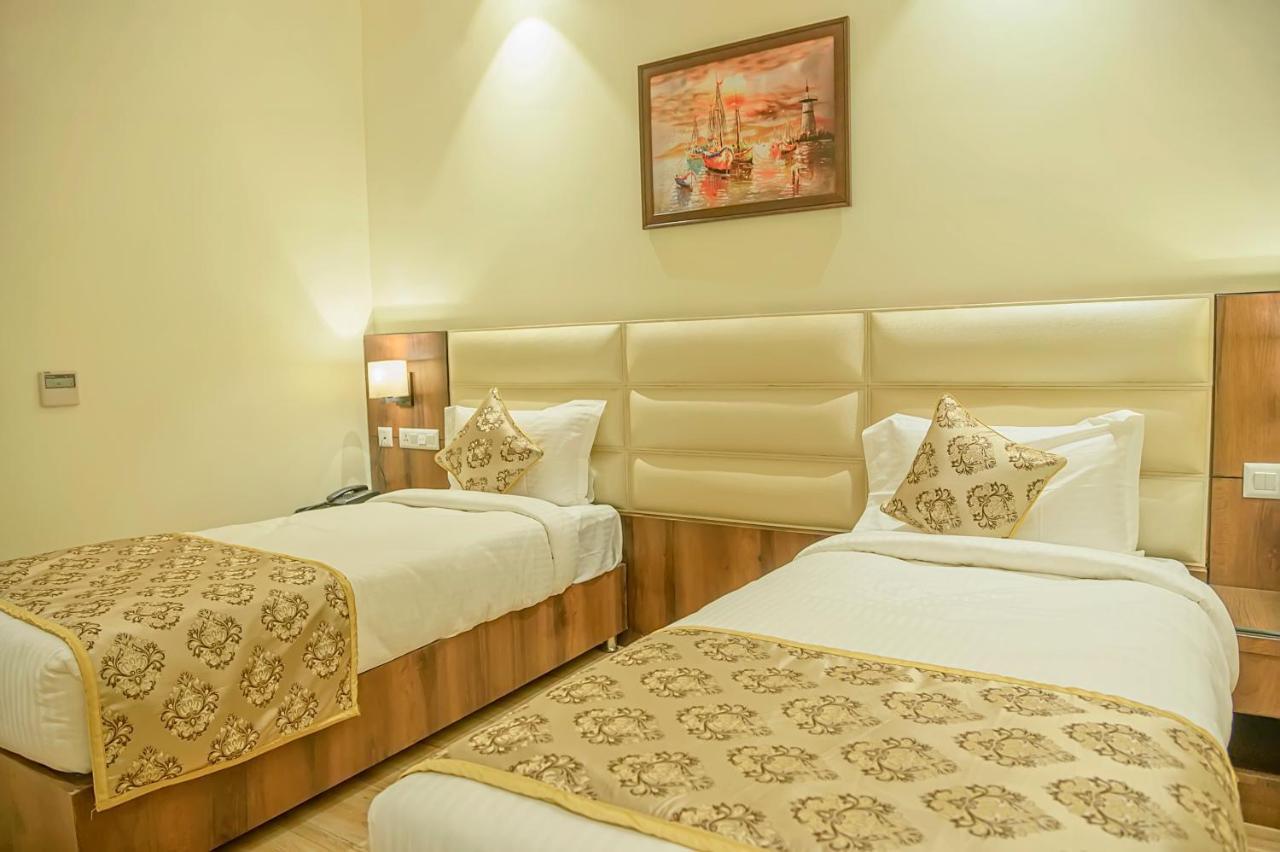 Hotel Hira Inn-10Mins From Railway Station & Bus Station อัลลอฮาบาด ภายนอก รูปภาพ