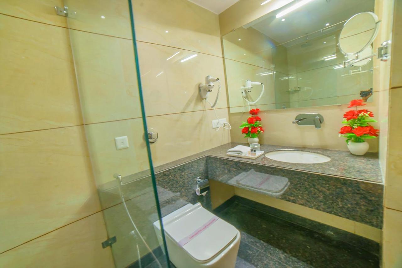 Hotel Hira Inn-10Mins From Railway Station & Bus Station อัลลอฮาบาด ภายนอก รูปภาพ