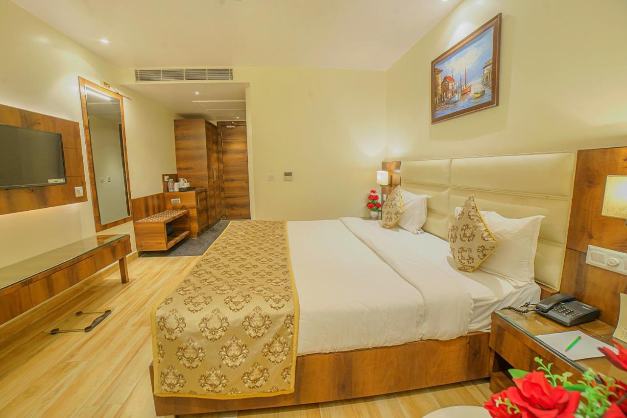 Hotel Hira Inn-10Mins From Railway Station & Bus Station อัลลอฮาบาด ภายนอก รูปภาพ