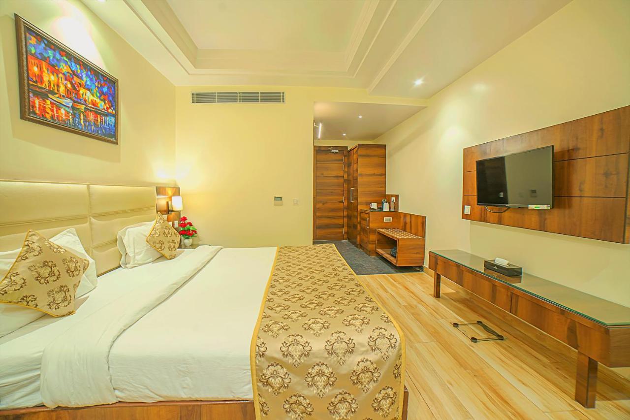 Hotel Hira Inn-10Mins From Railway Station & Bus Station อัลลอฮาบาด ภายนอก รูปภาพ